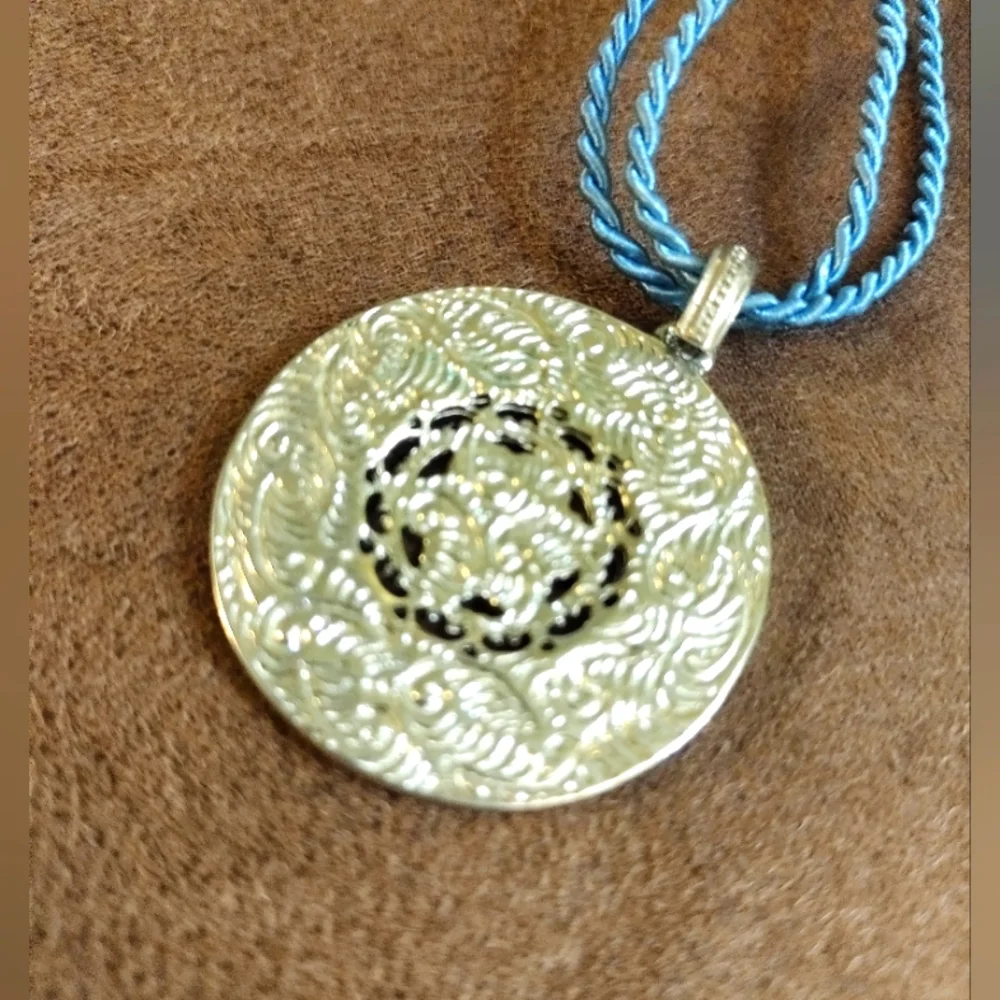 1928 Medallion Necklace - Picture 3 of 6